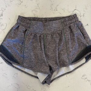Lululemon Low-Rise Lined short 2.5